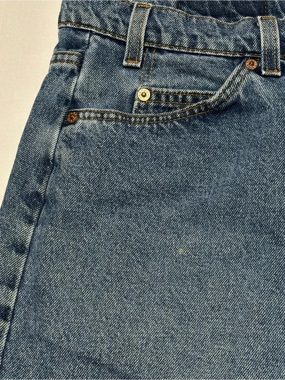 Vintage 1990’s Levi’s 550 Relaxed Fit White Tab Jean Shorts 38x11